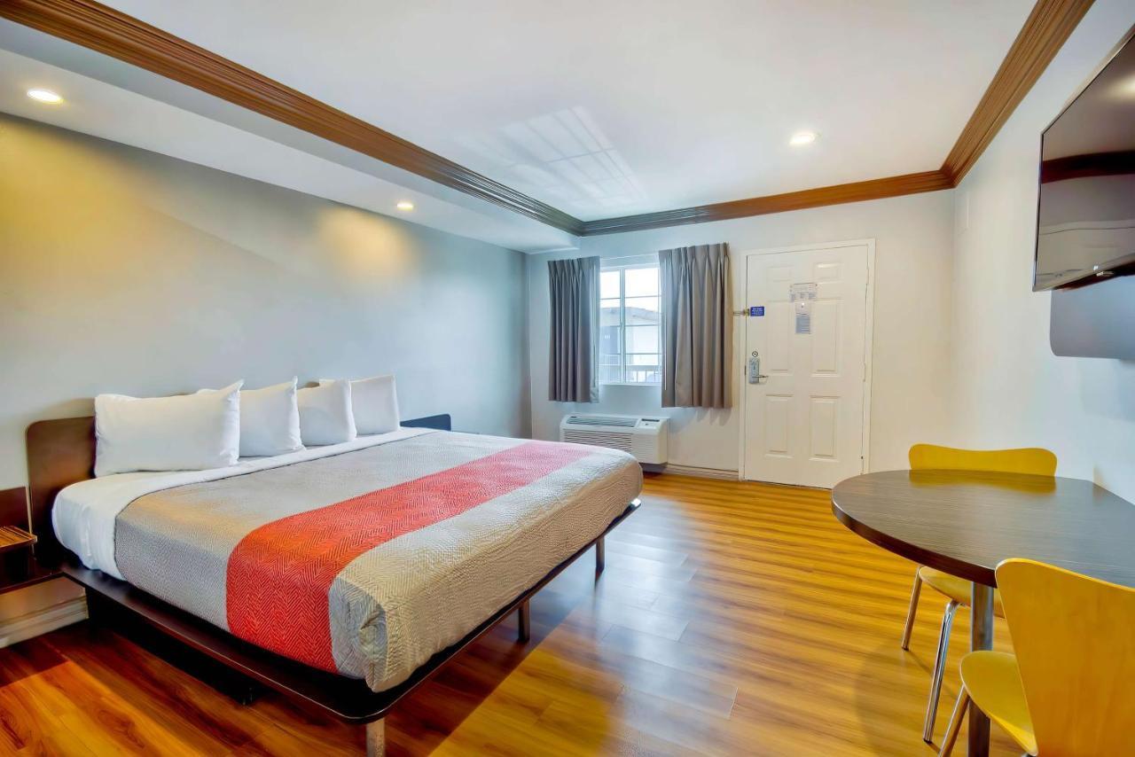Hotel 6