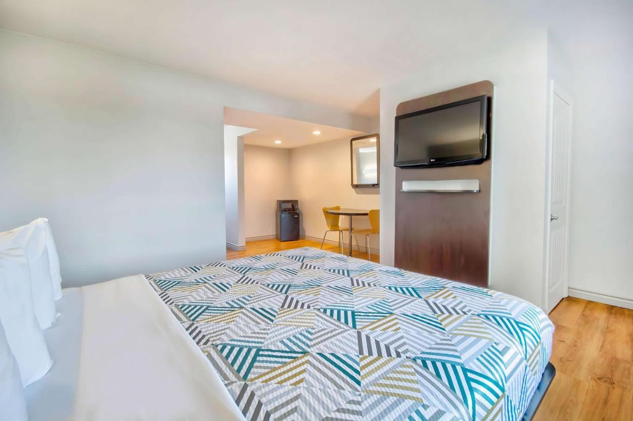 6 Hotel