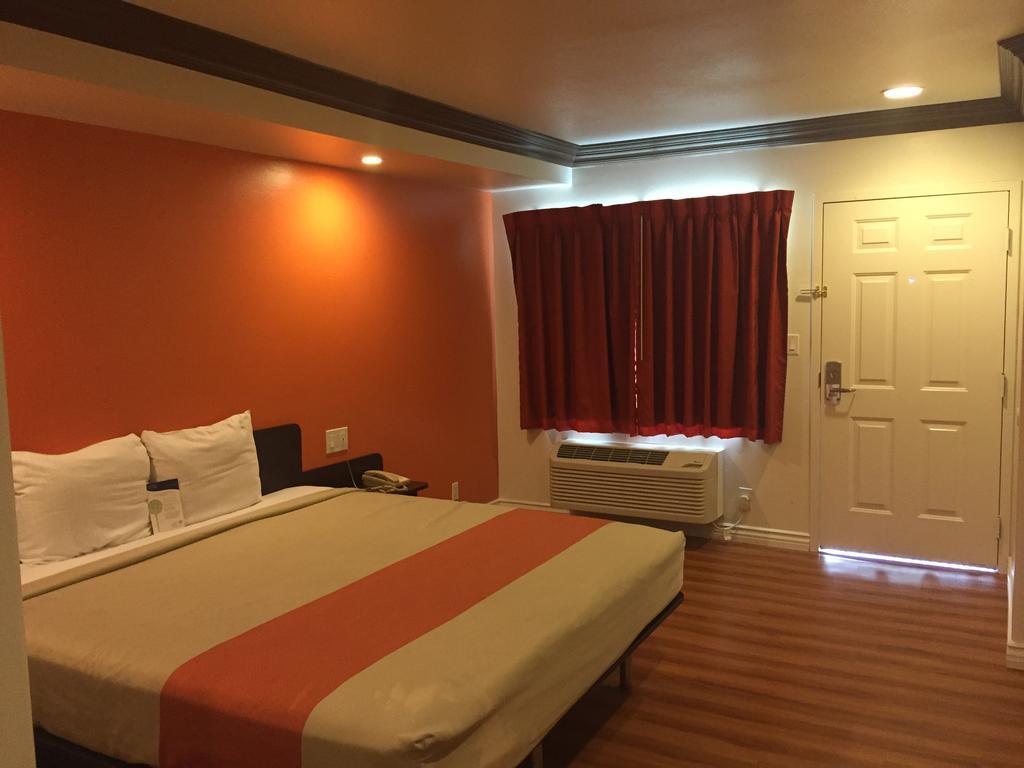 Hotel 6